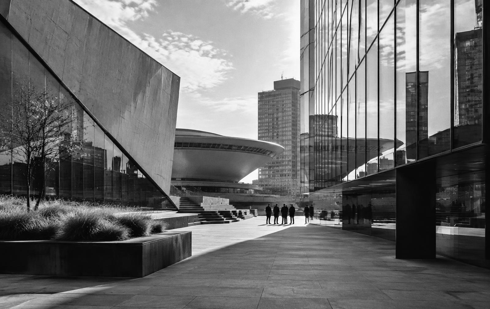 Współczesna architektura Katowic i grupa spotykających się osób